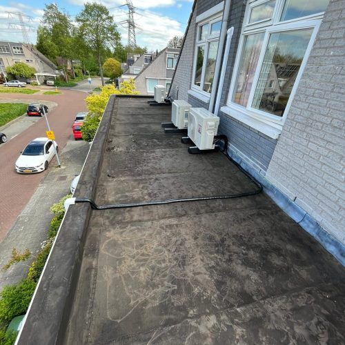 Aantal airco buitenunits naast elkaar op het dak in Barendrecht